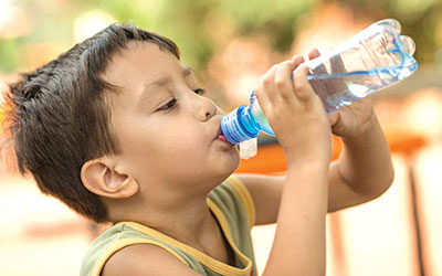 children drink water