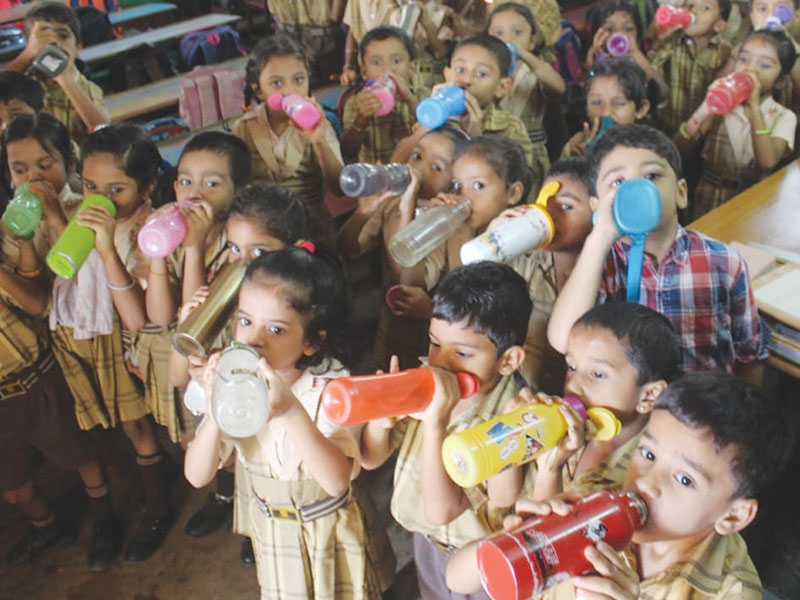 children drink water