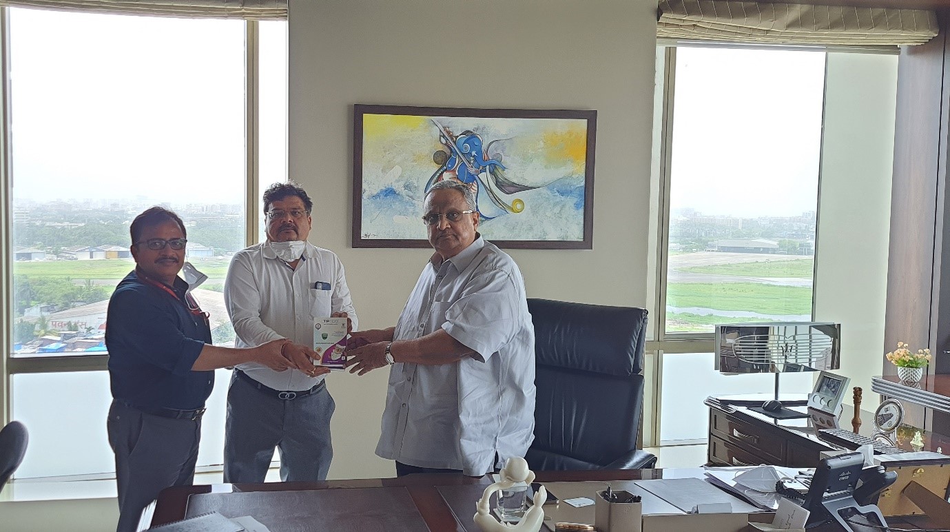 Photo- Shri. Anil Jain, CEO, Milton Group of Pharma Companies receiving the mask from Honorable  Shri. Amrishbhai Patel, Chancellor, NMIMS University Mumbai and Dean Dr. Neetin Desai Sunandan Divatia School of Science, NMIMS University Mumbai)