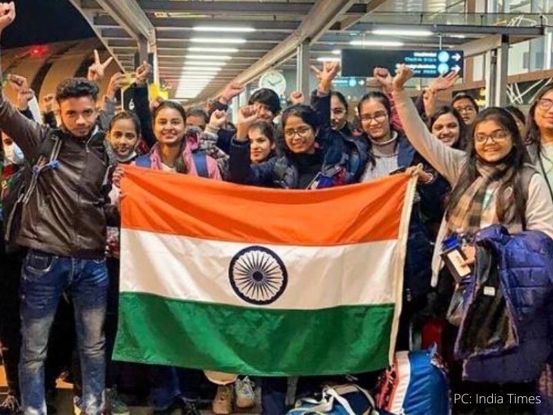 Ukraine: Pakistani students use India flags