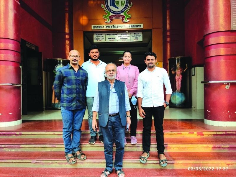 Institute of Chemical Technology, Mumbai vice-chancellor Prof. A.B. Pandit (centre) & students