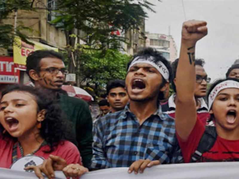 Kolkata: TET candidates block road, 100 arrested