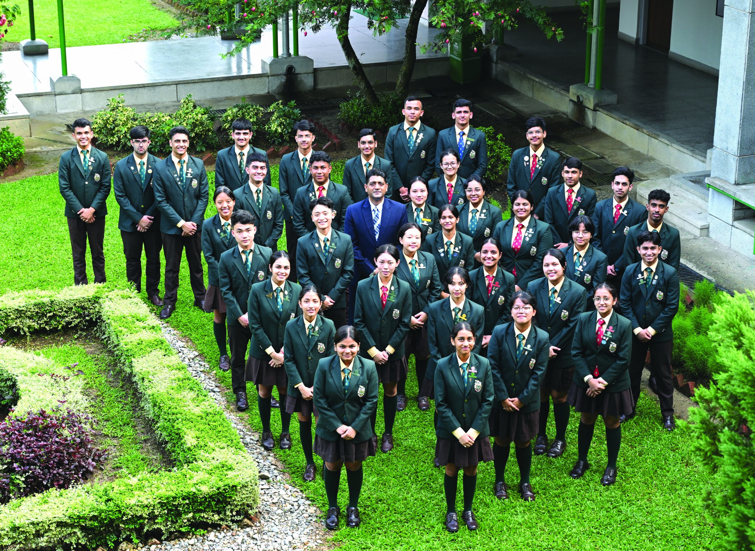 AVS headmaster Dr. Amit Jugran (centre):