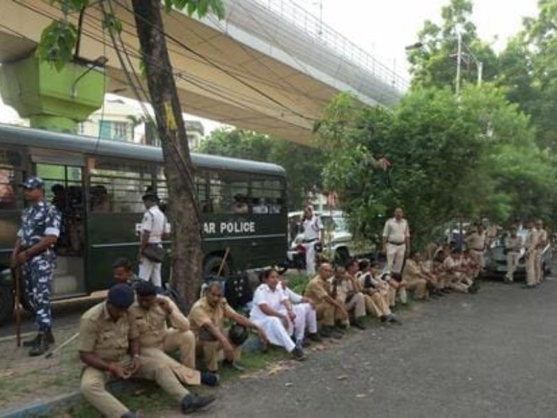Kolkata police remove TET protestors