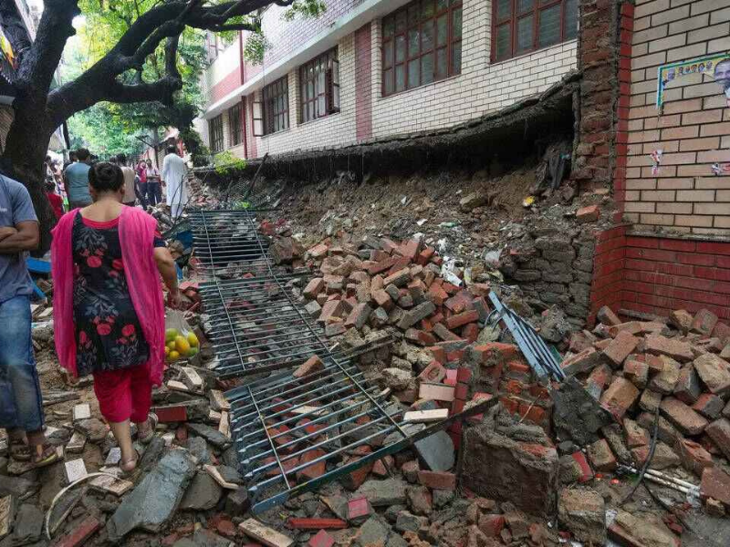 wall of a delhi school falls down