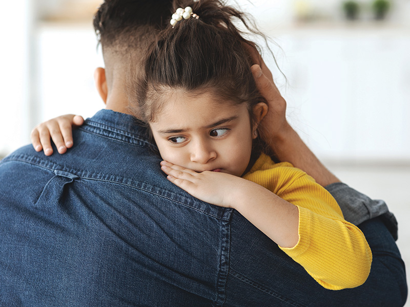 Closeup,Portrait,Of,Upset,Little,Girl,Hugging,Daddy,At,Home,