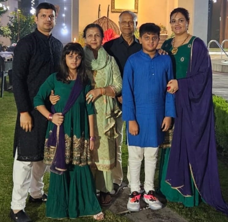  Dr Manisha Mittal (Family pic)