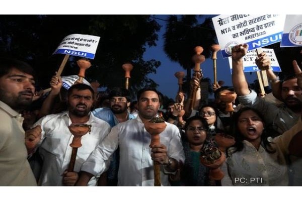 Protestors outside Dharmendra Pradhan's residence