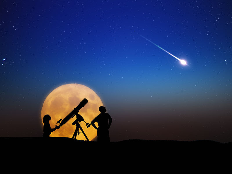 Silhouettes,Of,Father,,Daughter,And,Astronomical,Telescope,Under,Starry,Skies.