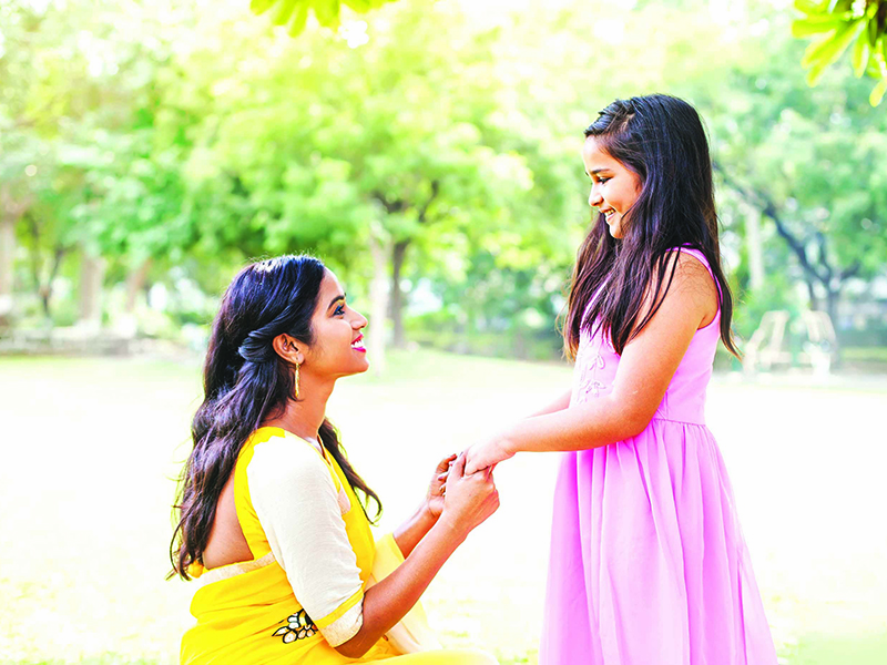 Cute,Indian,Little,Girl,And,Her,Mother,Holding,Hands,And
