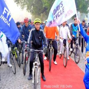 Delhi edu minister flags off Sundays on Cycle campaign