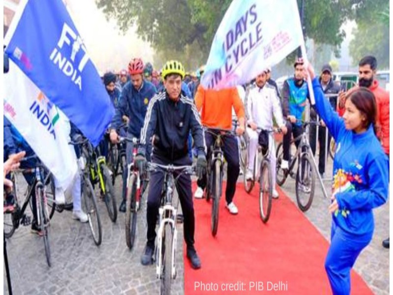 Delhi edu minister flags off Sundays on Cycle campaign