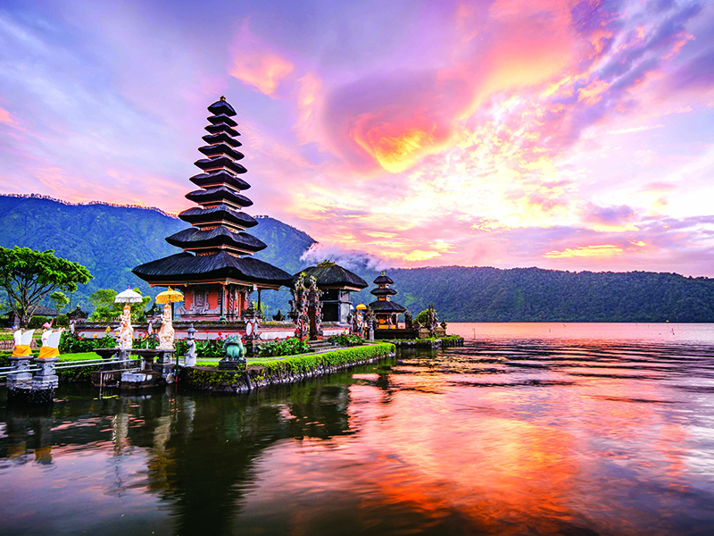 Pura,Ulun,Danu,Bratan,,Hindu,Temple,On,Bratan,Lake,Landscape,